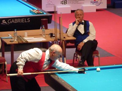 Serdar Gms, watched by final opponent Walter Bax